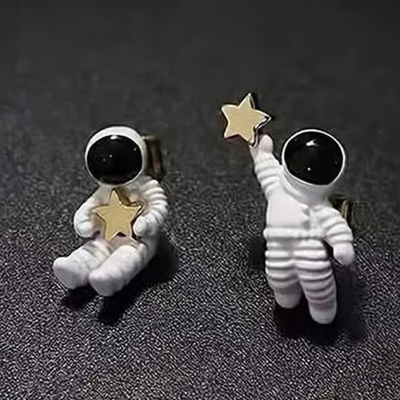 White Enamel Space ASTRONAUT Stud Earrings - Picture 1 of 3